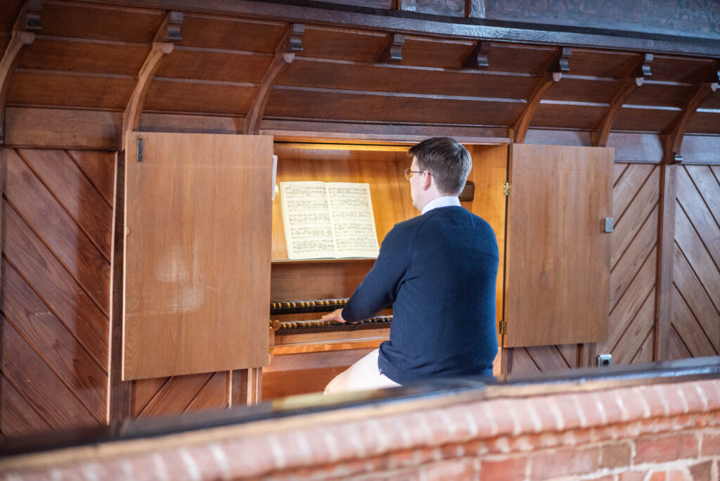 Gottesdienstgestaltung: Sind wir Kirchenmusiker:innen nur Jukebox – oder mehr?