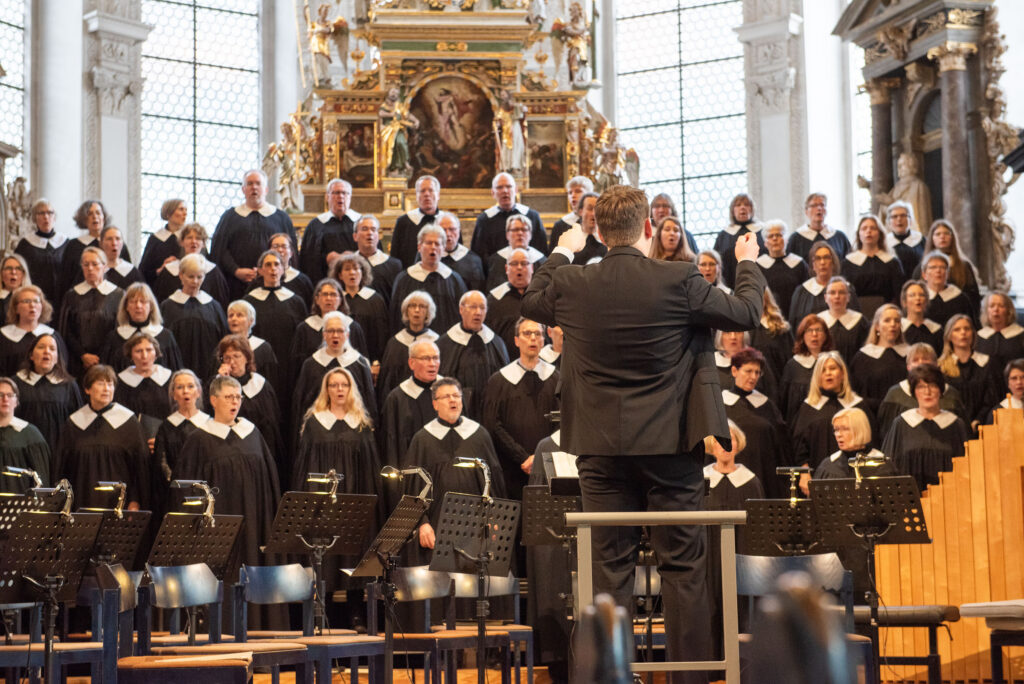 Kai Schöneweiß dirigiert die Celler Stadtkantorei in der Stadtkirche St. Marien