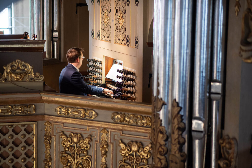 Kai Schöneweiß am Spieltisch der Barockorgel der Stadtkirche St. Marien Celle